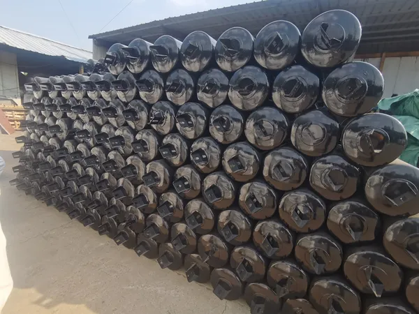 Tanques de aire para remolque apilados en el patio listos para la carga
