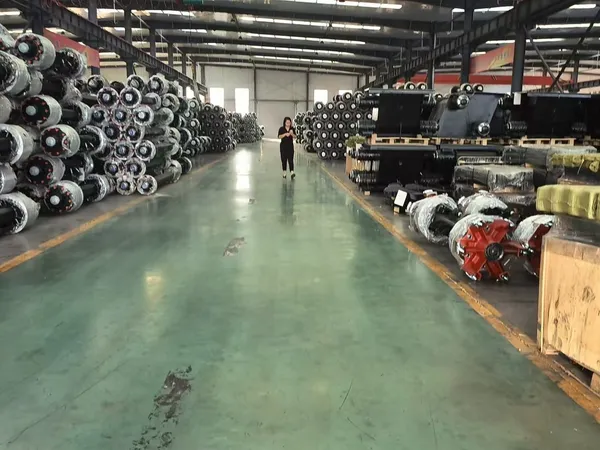 Pasillo del almacén de Sigma Trailer Parts con ejes y piezas de suspensión en stock